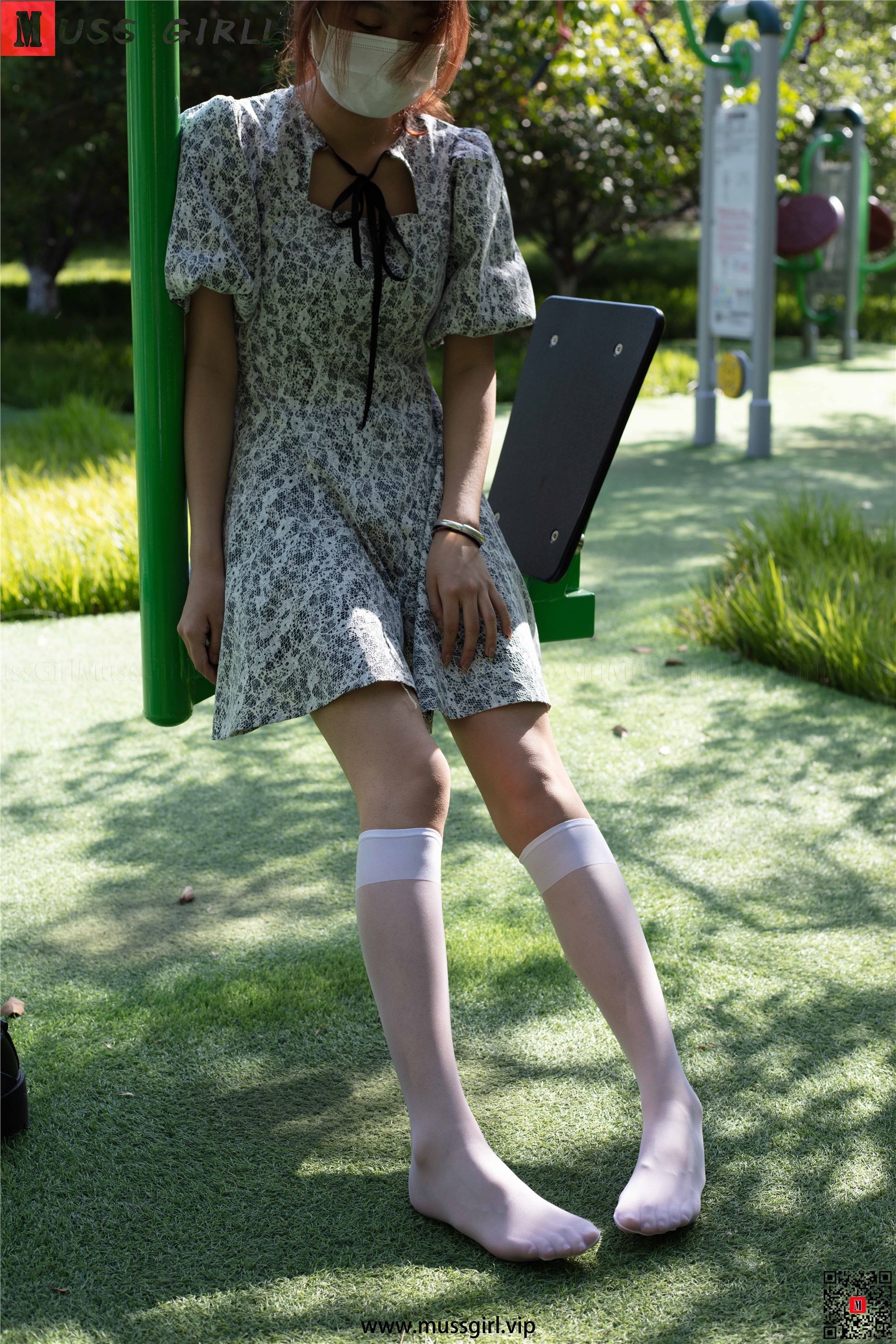 MussGirl慕丝女郎  NO.209 公园碎花裙过膝白丝